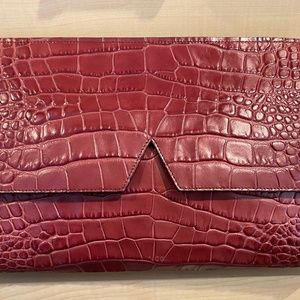 Vince Signature V Croco Clutch Bordeaux